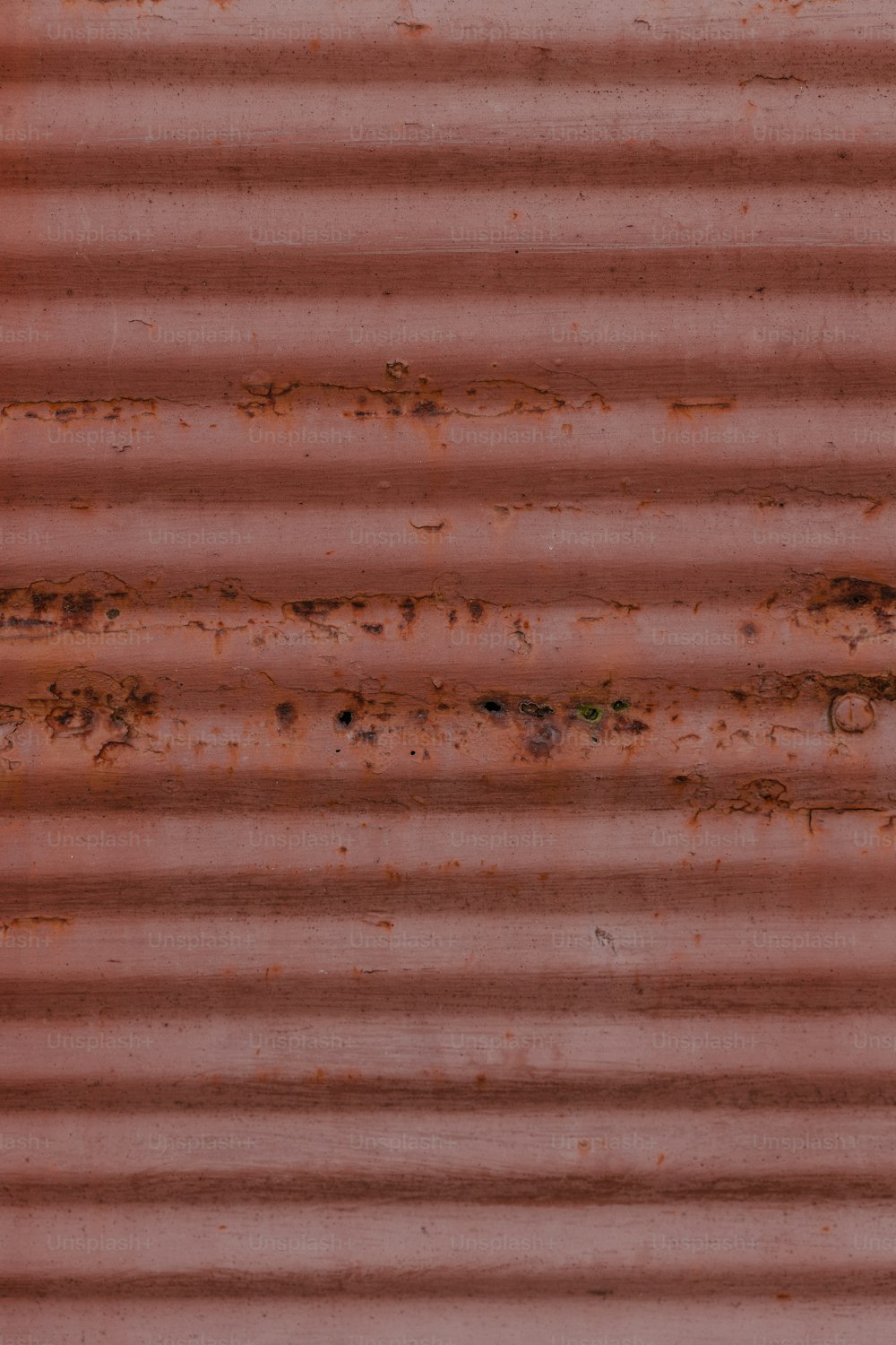 una superficie metálica oxidada con una pequeña cantidad de óxido