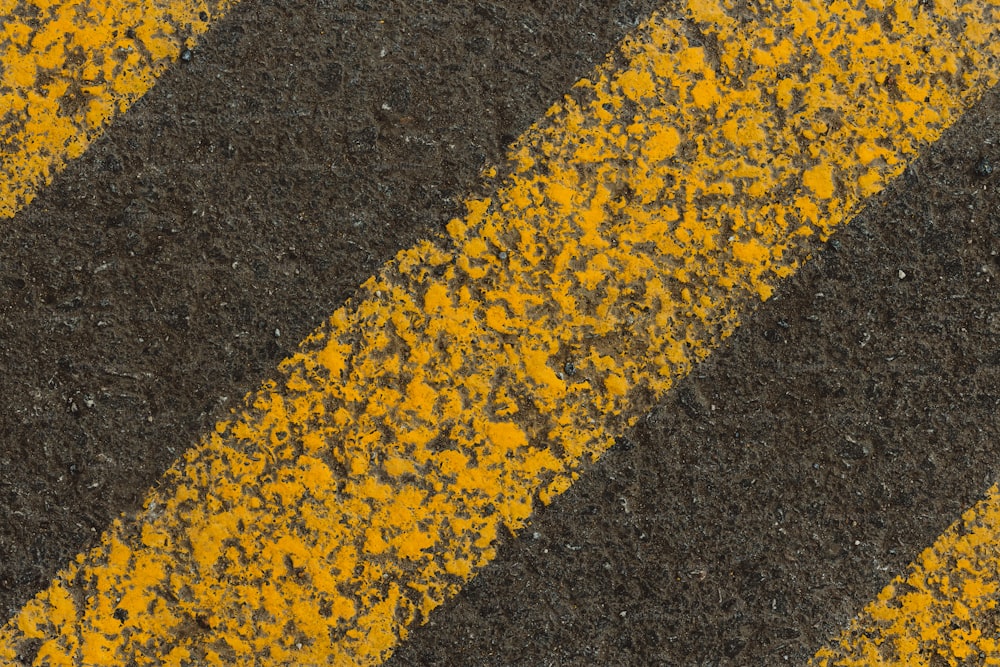 un primer plano de una superficie rayada amarilla y negra