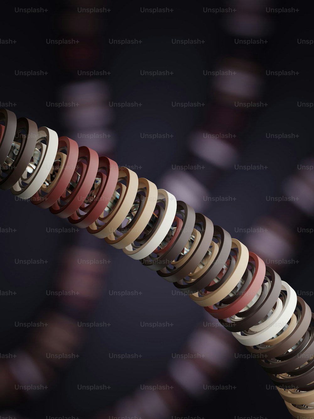 um close up de uma pilha de anéis de cores diferentes