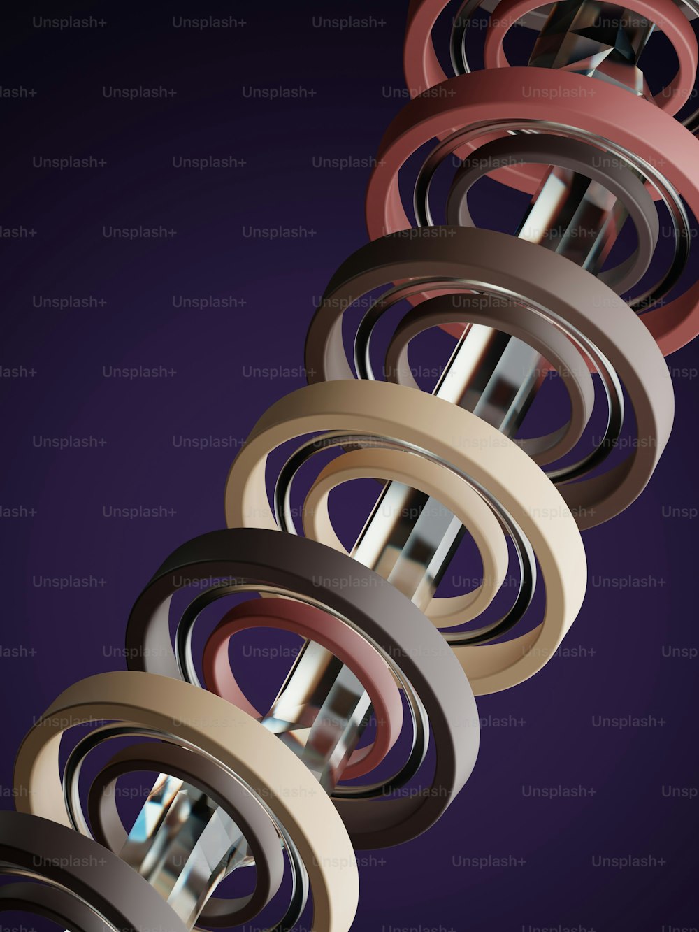 Un gruppo di anelli colorati diversi su uno sfondo viola