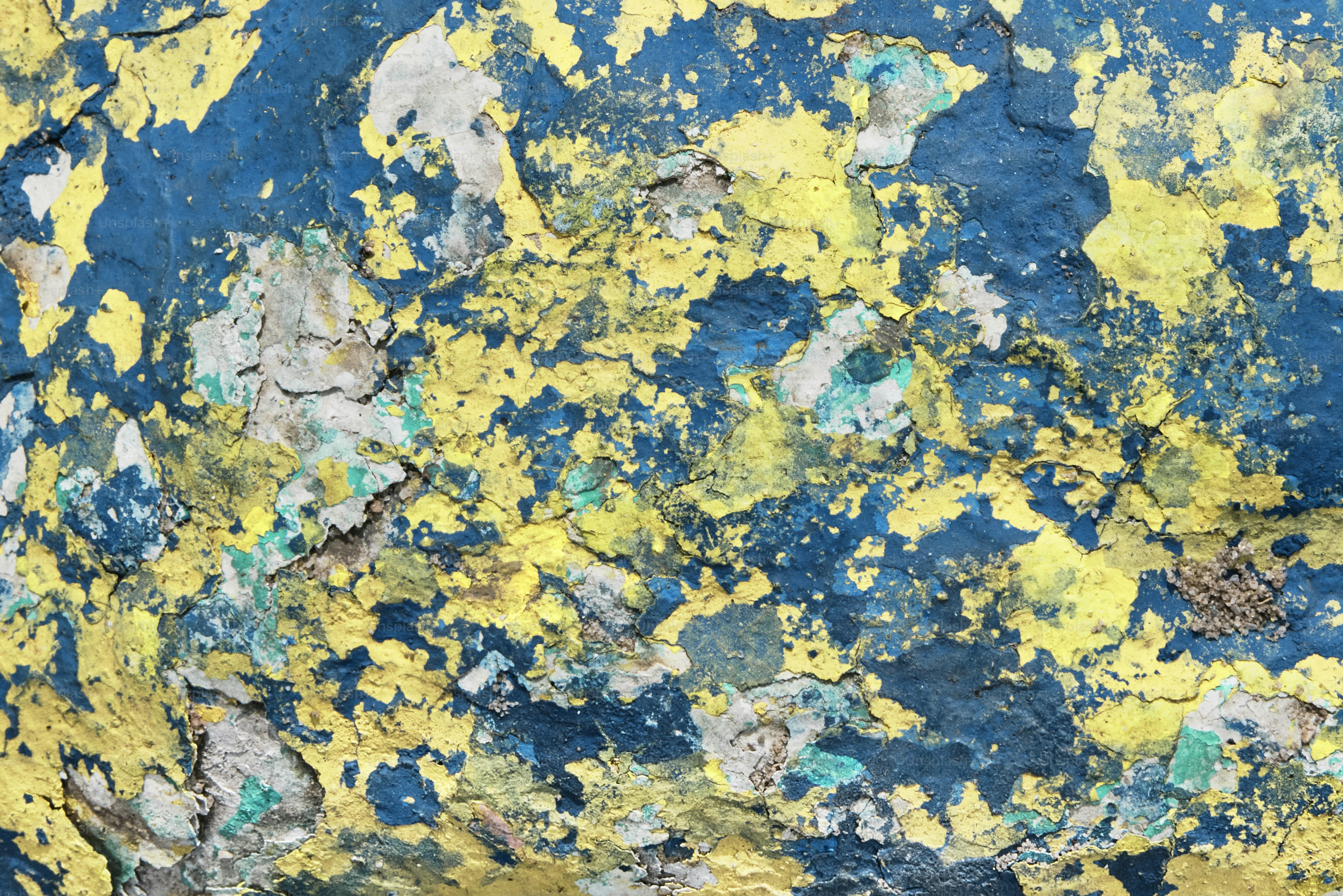 Un primer plano de una pared amarilla y azul