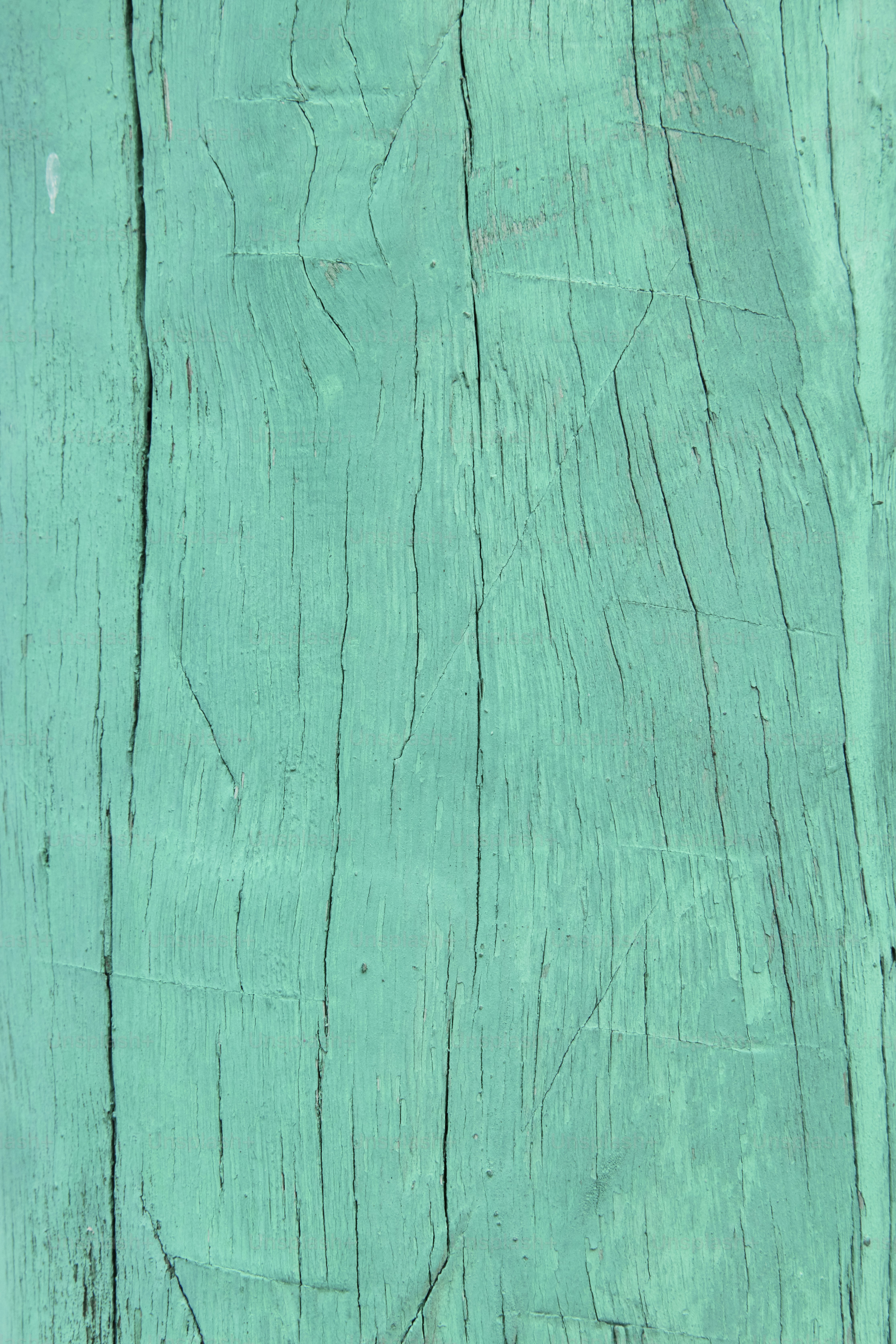 Close-up permukaan kayu dengan cat yang mengelupas