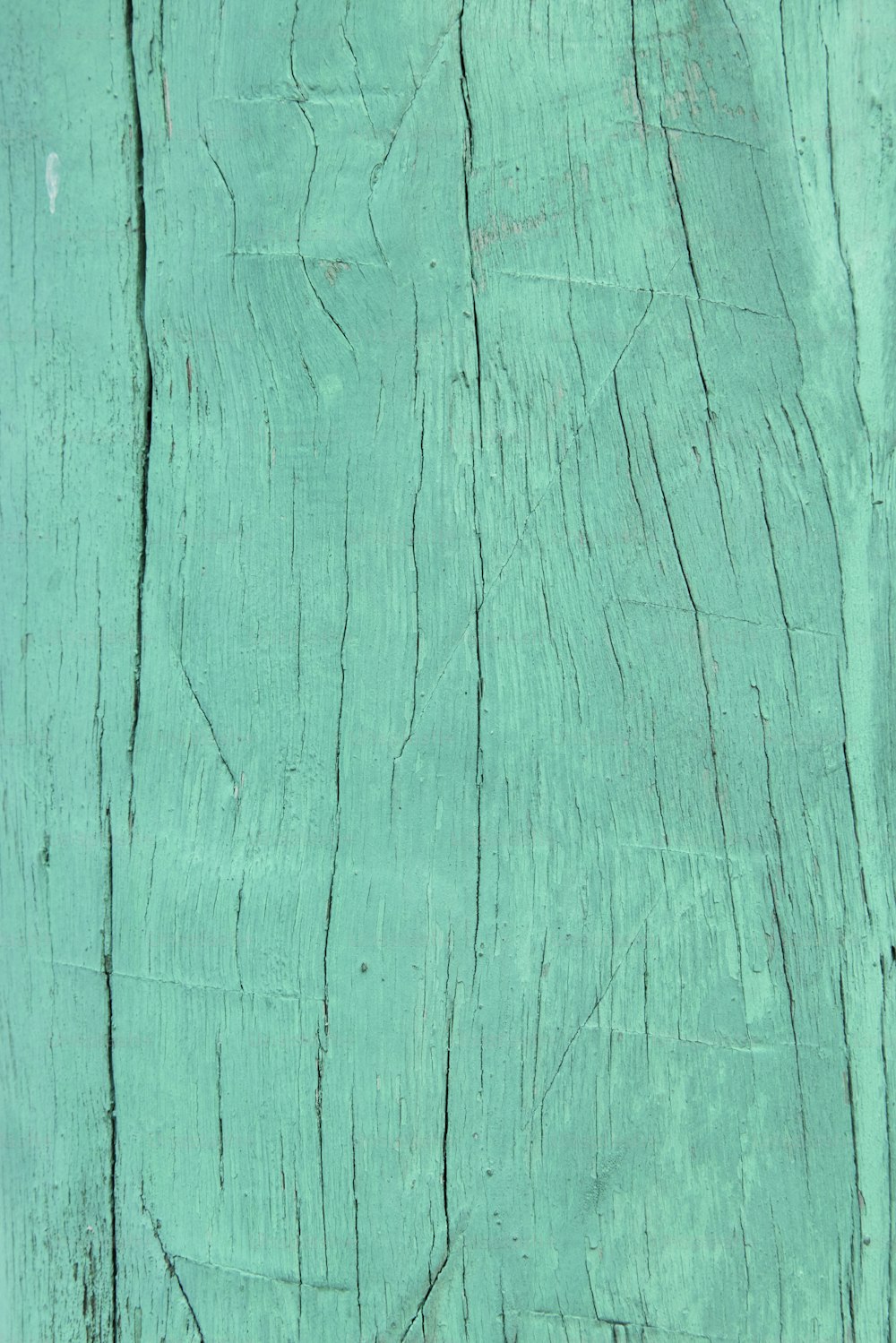 un primer plano de una superficie de madera con pintura descascarada