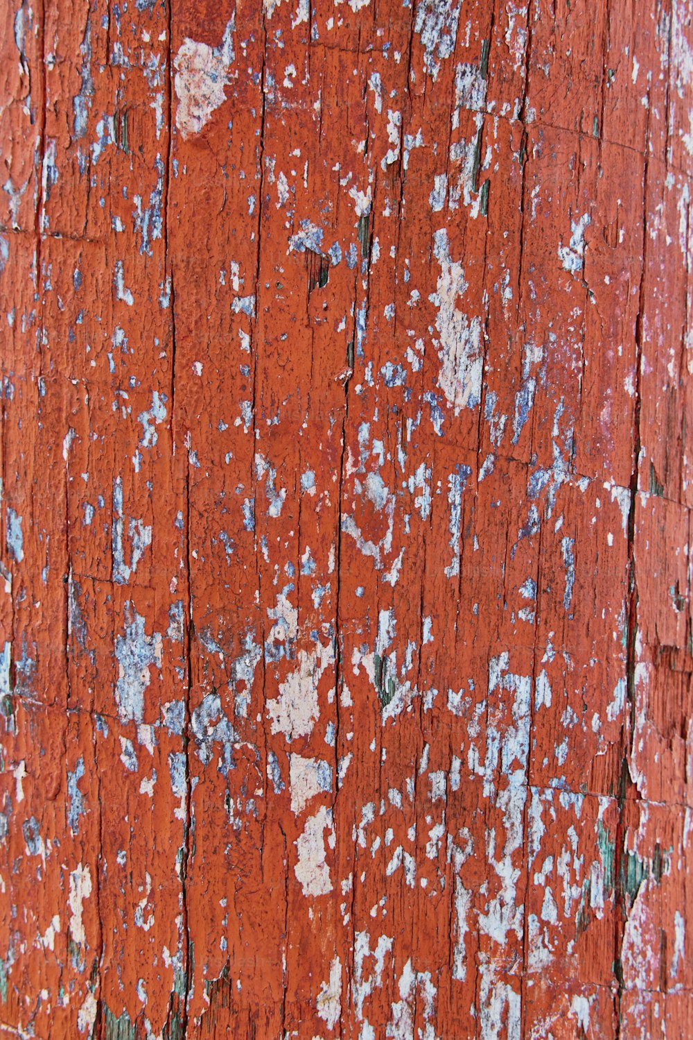 Un primer plano de una pintura roja y azul en un trozo de madera