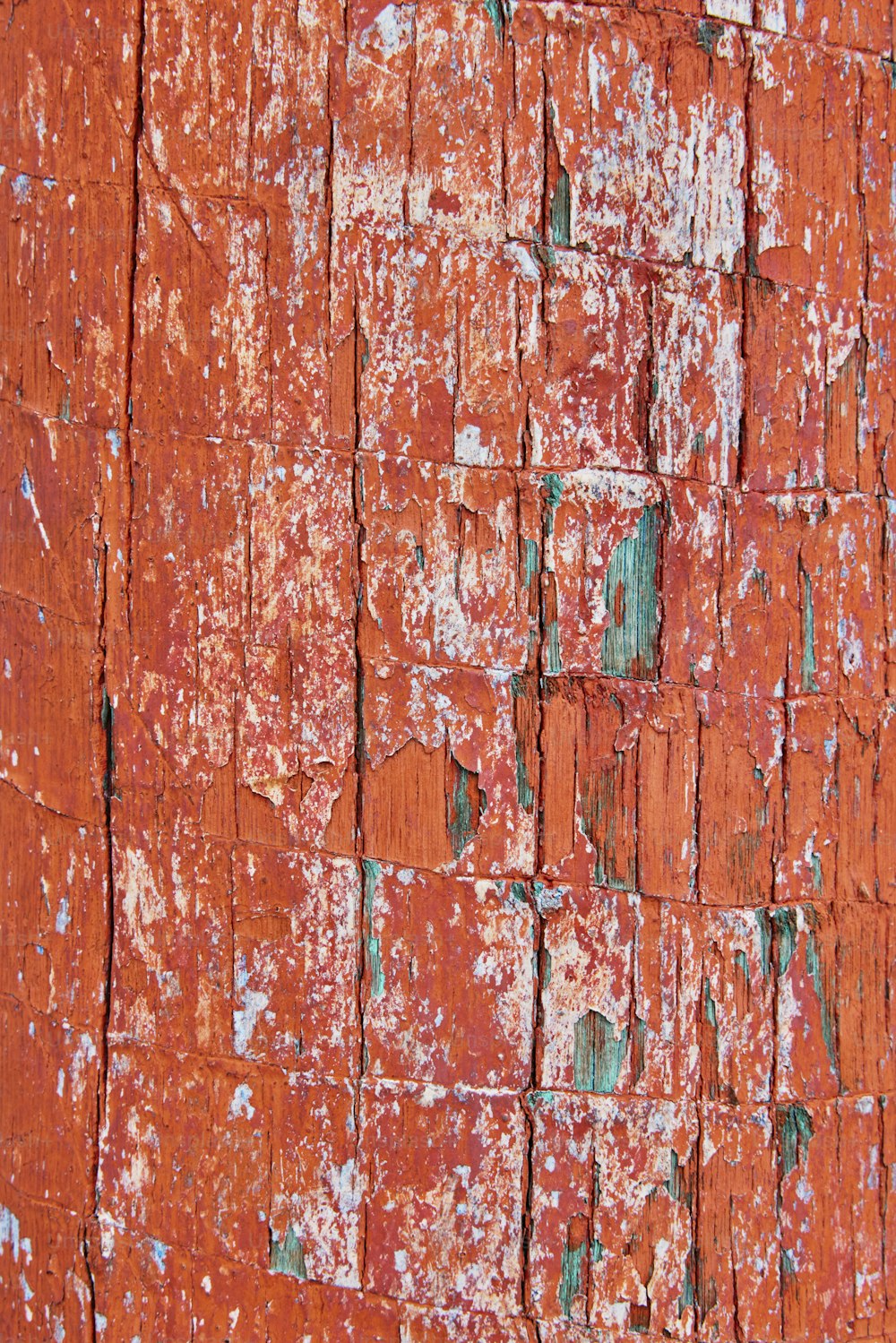um close up de uma parede laranja com tinta descascando