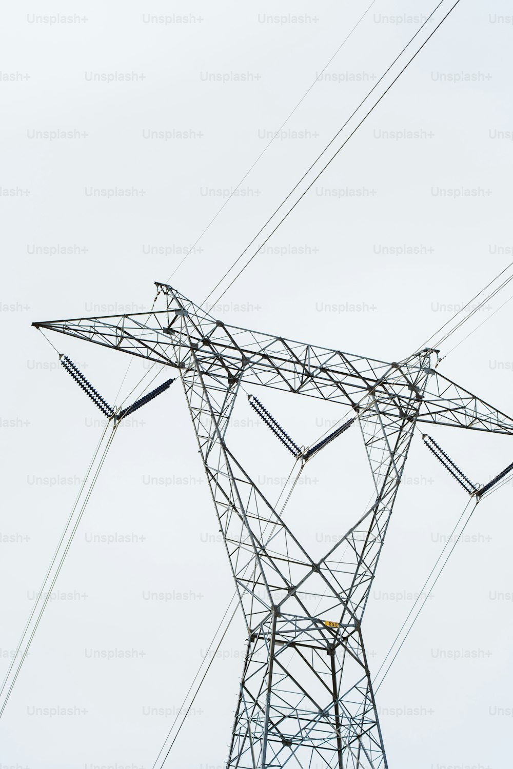 Una torre eléctrica alta con muchos cables