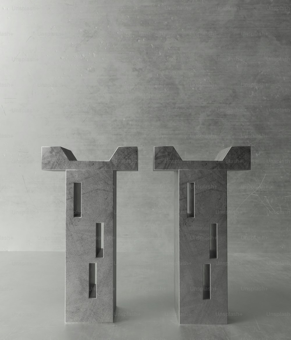 Un par de esculturas de hormigón sentadas encima de una mesa