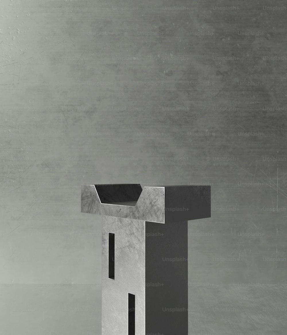 una foto in bianco e nero di una struttura in cemento