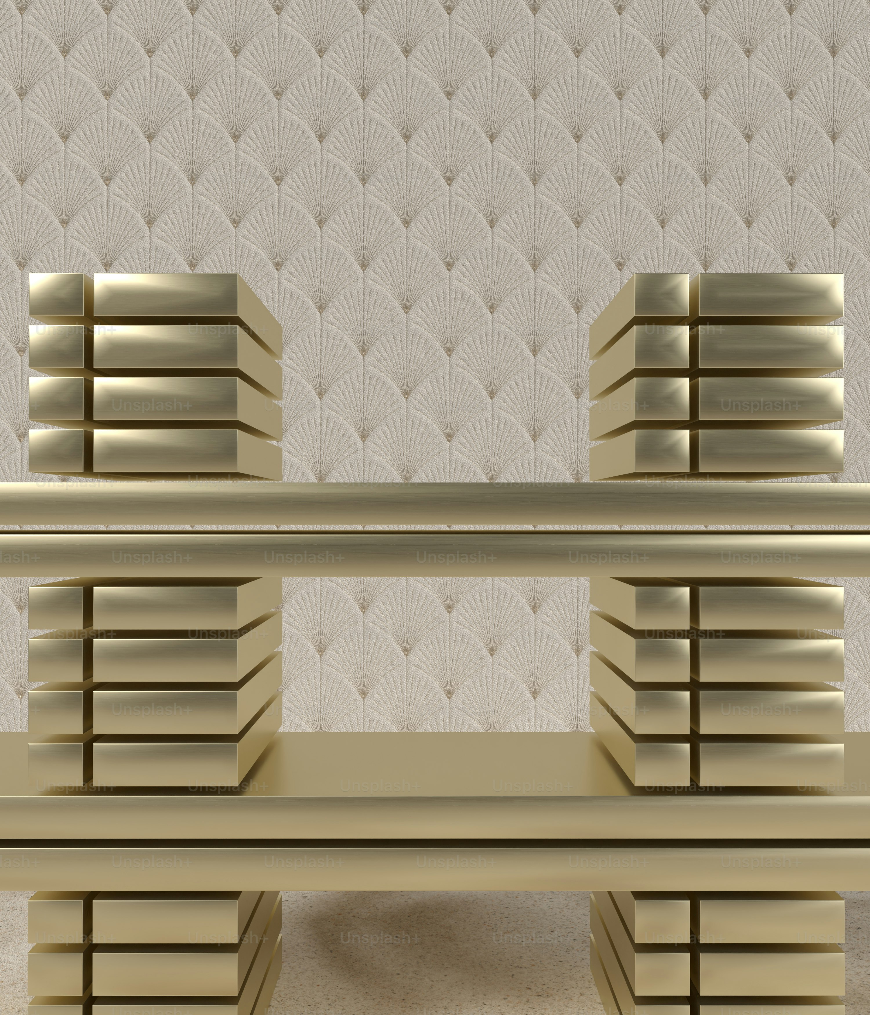 白い壁の前に座っている金色のベンチ