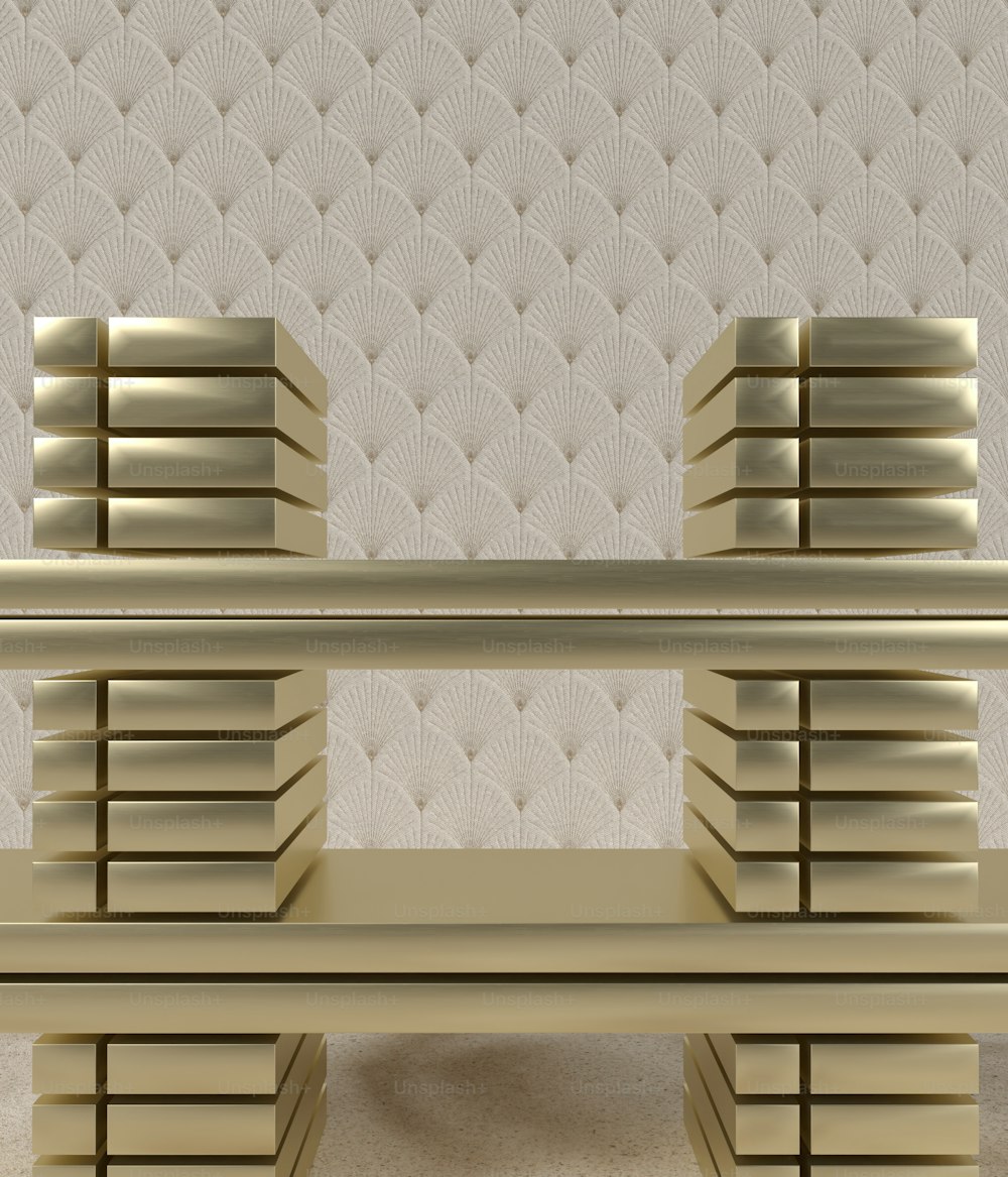 um banco de ouro sentado em frente a uma parede branca