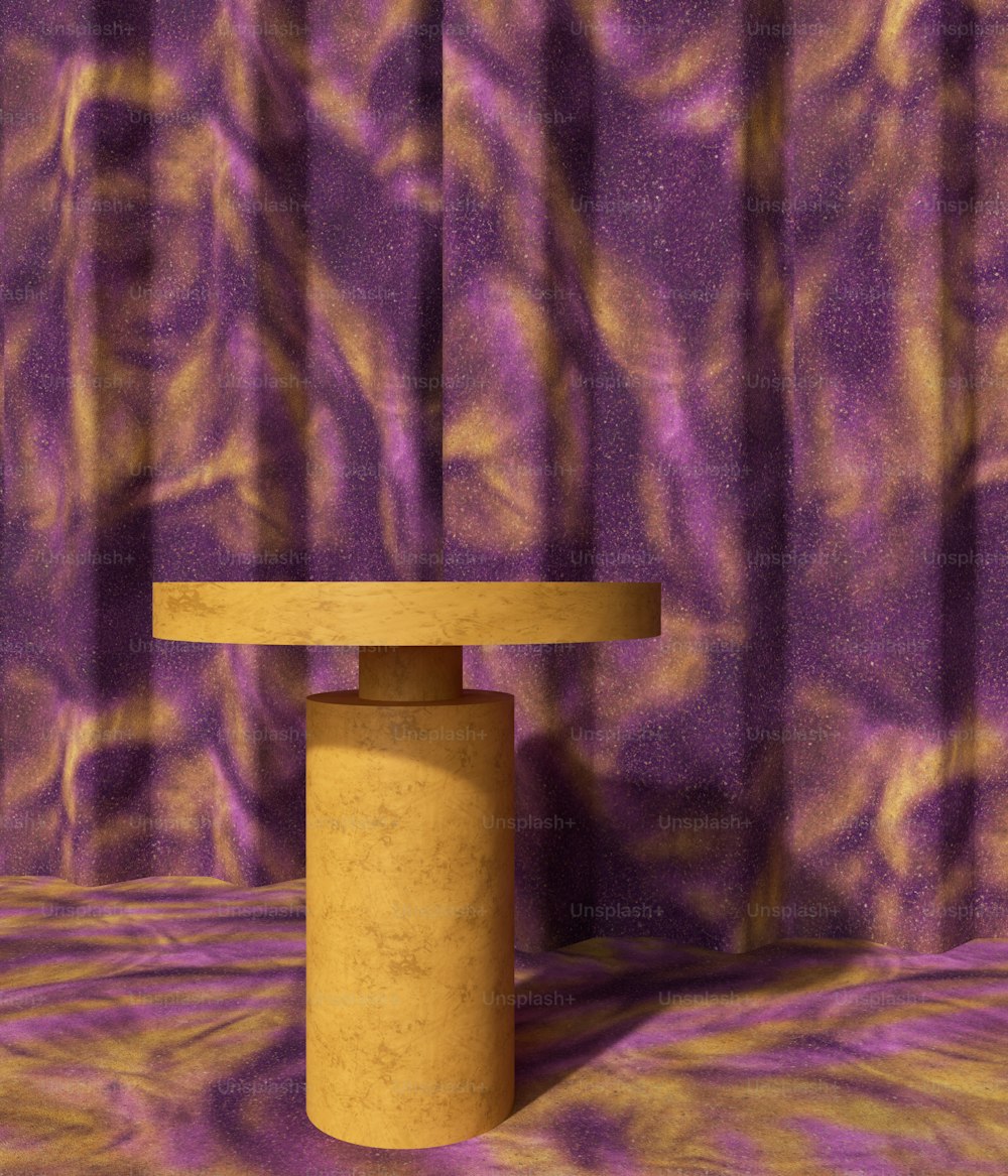Une table ronde assise devant un rideau violet