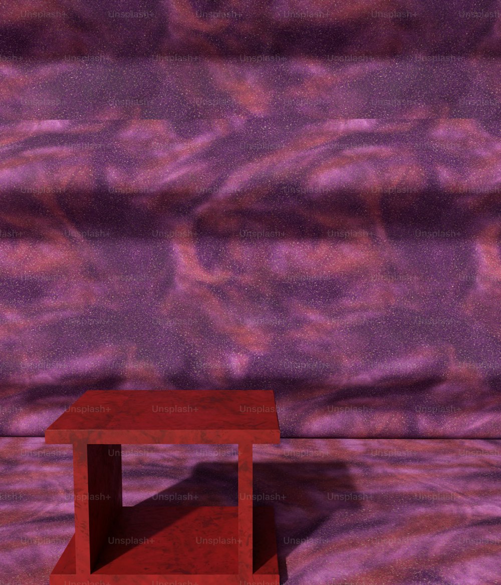 보라색 벽 앞에 앉아있는 빨간 테이블