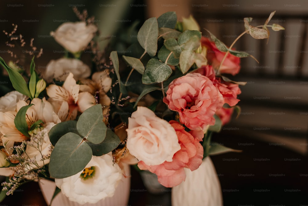 さまざまな種類の花でいっぱいの花瓶のカップル