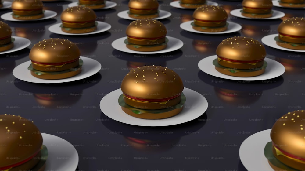 Un gran grupo de hamburguesas sentadas en platos
