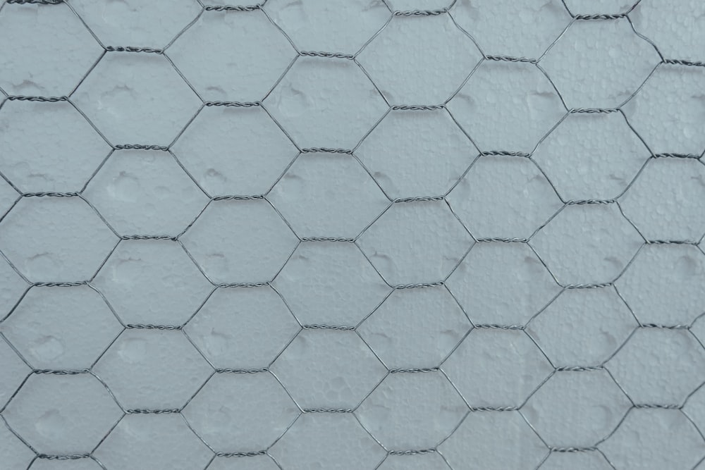 六角形のパターンを持つ白い壁のクローズアップ