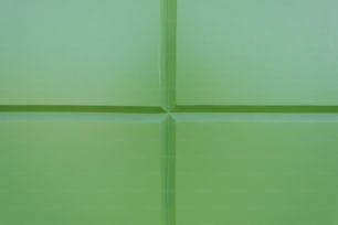 4つの正方形を持つ緑の壁のクローズアップ