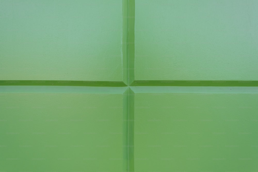 네 개의 사각형이 있는 녹색 벽의 클로즈업