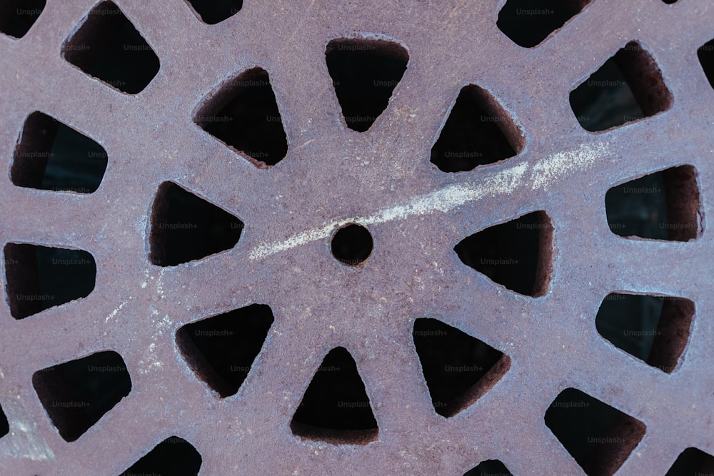 um close up de um objeto de metal com buracos nele