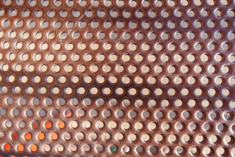 un gros plan d’une surface métallique avec des cercles dessus