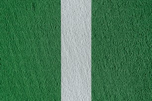 Un primer plano de una línea blanca en una pared verde