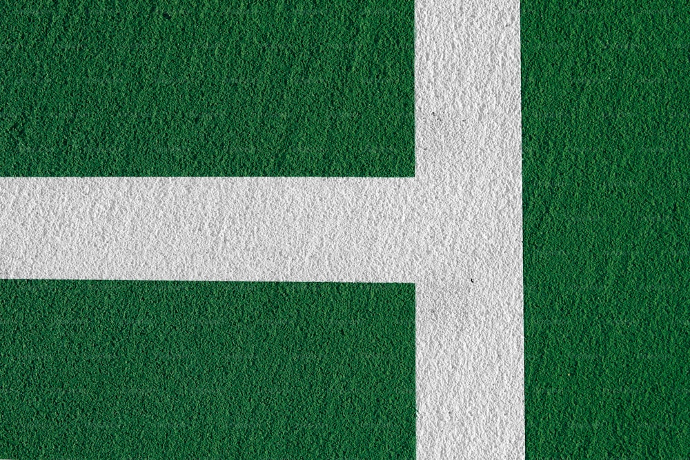 una pared verde y blanca con una franja blanca