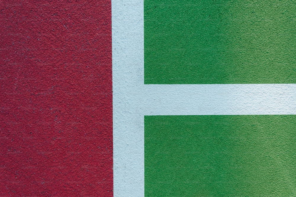 una pared roja y verde con una franja blanca