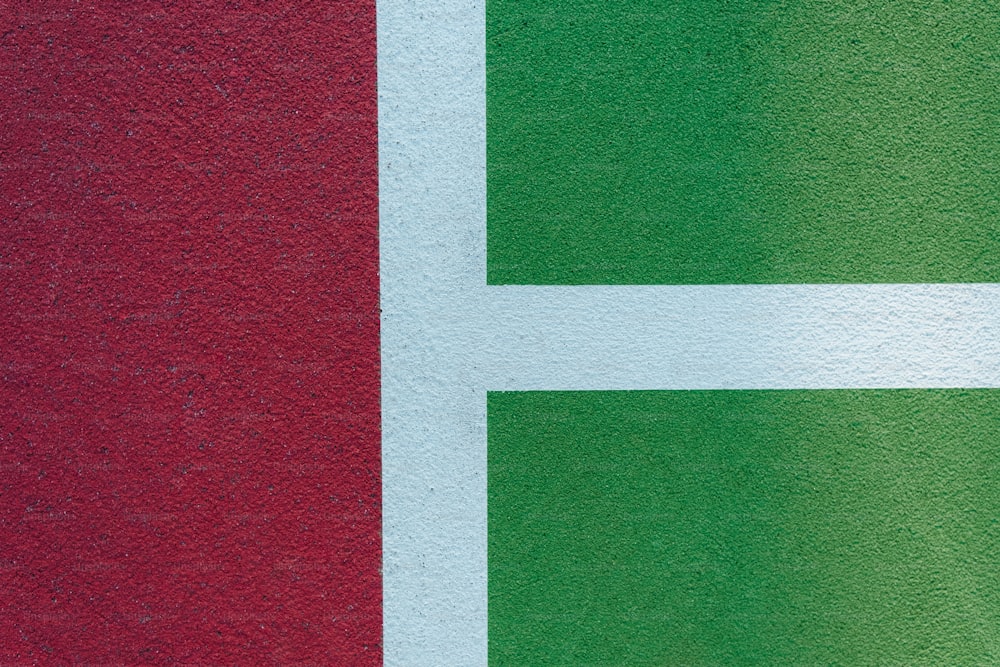 uma parede vermelha e verde com uma faixa branca