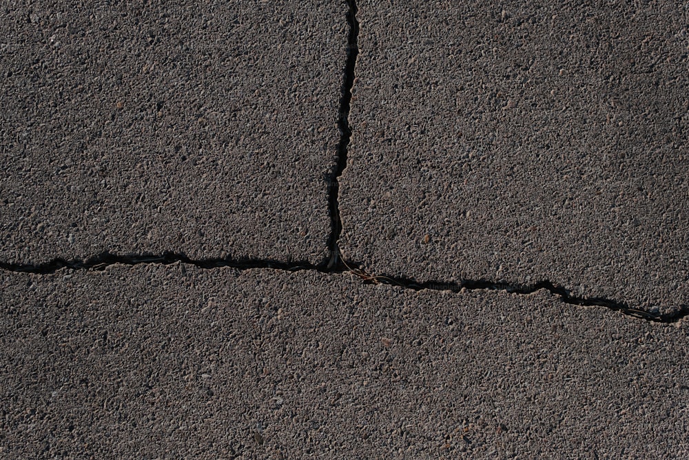 um close up de uma rachadura no asfalto
