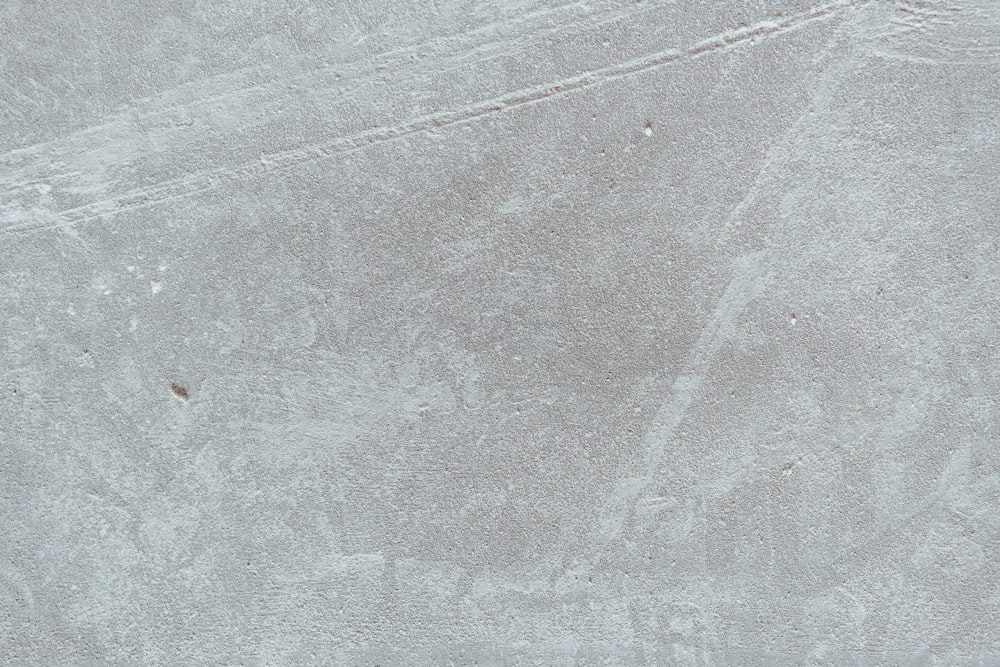 una persona montando una patineta sobre una superficie de concreto