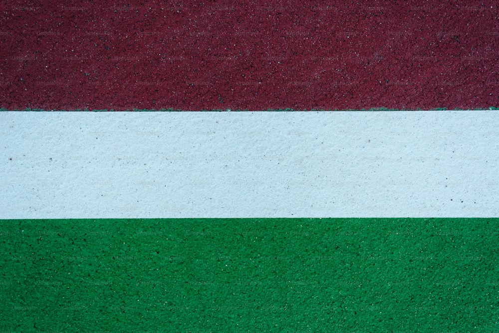 uma parede vermelha, branca e verde com uma faixa branca