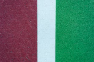 um close up de uma parede vermelha, branca e verde