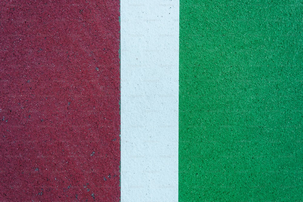 Un primer plano de una pared roja, blanca y verde