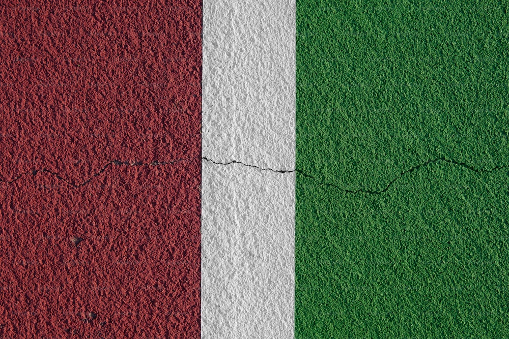 Die italienische Flagge ist an eine Wand gemalt