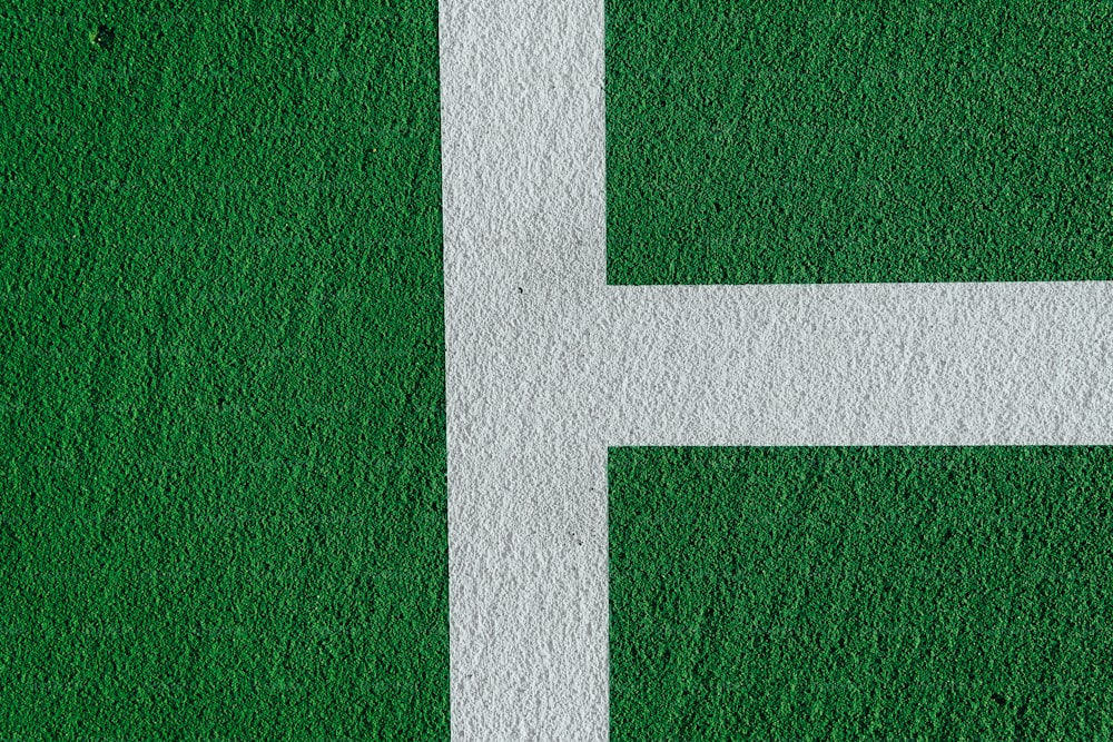un campo da tennis con una linea bianca dipinta su di esso