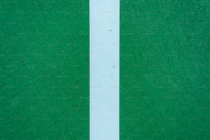 緑の表面の白い線のクローズアップ