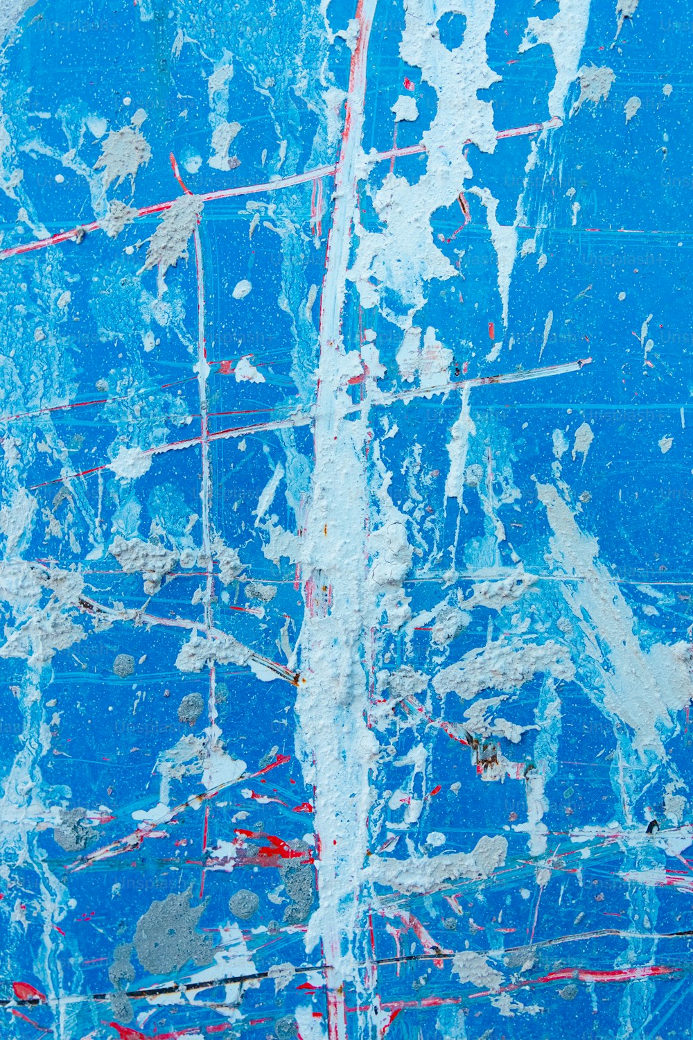 Ein abstraktes Gemälde aus blauen und roten Linien