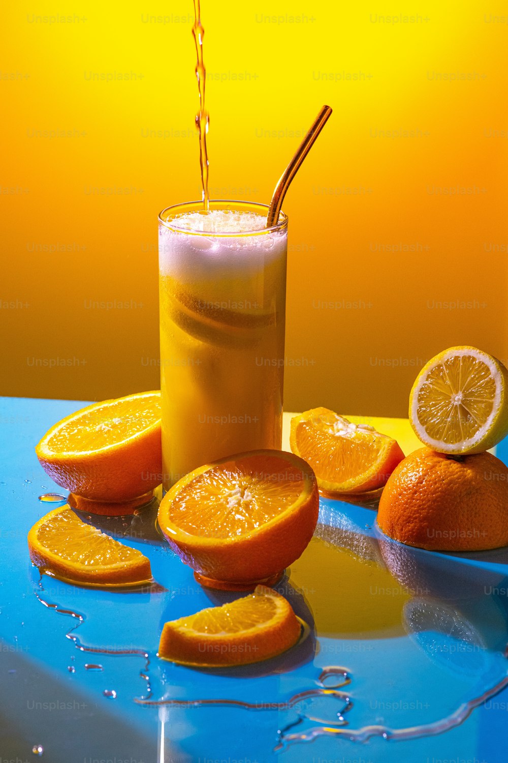 얇게 썬 오렌지가있는 테이블에 오렌지 주스 한 잔