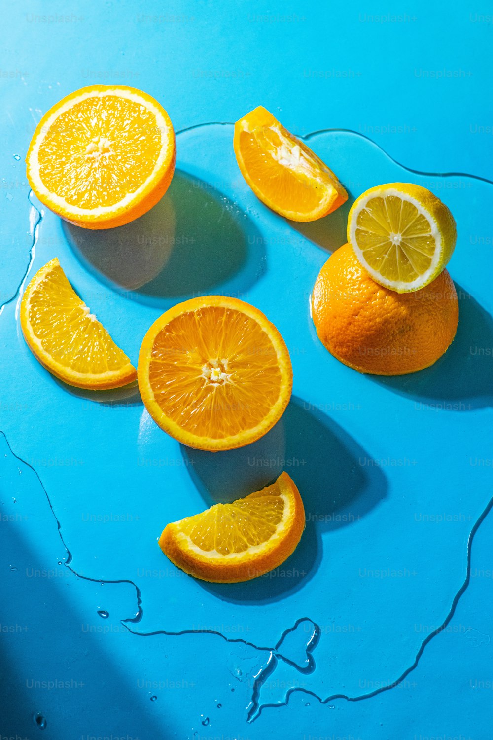 파란 테이블 위에 앉아 있는 오렌지 무리