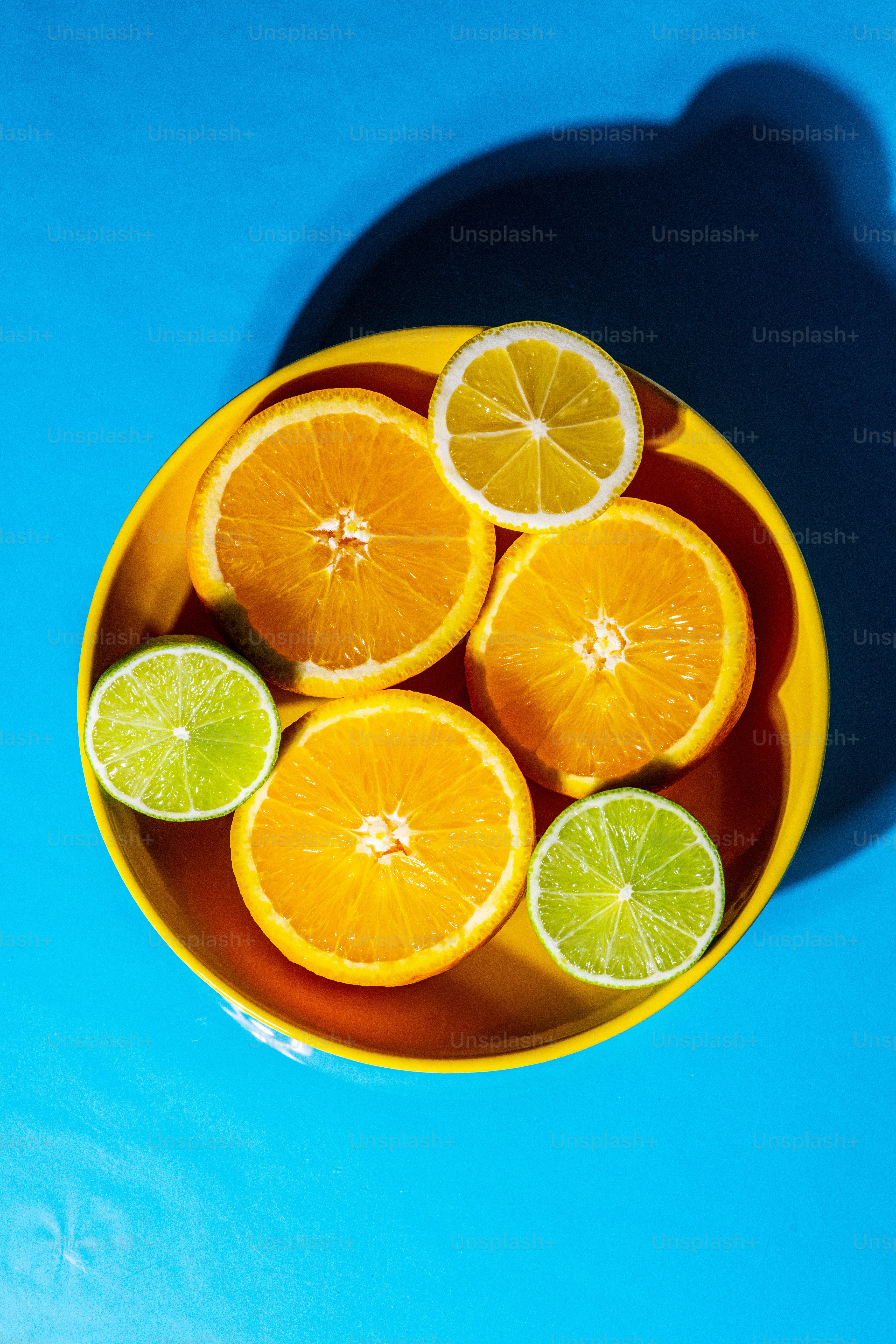 スライスしたオレンジとライムでいっぱいの黄色いボウル