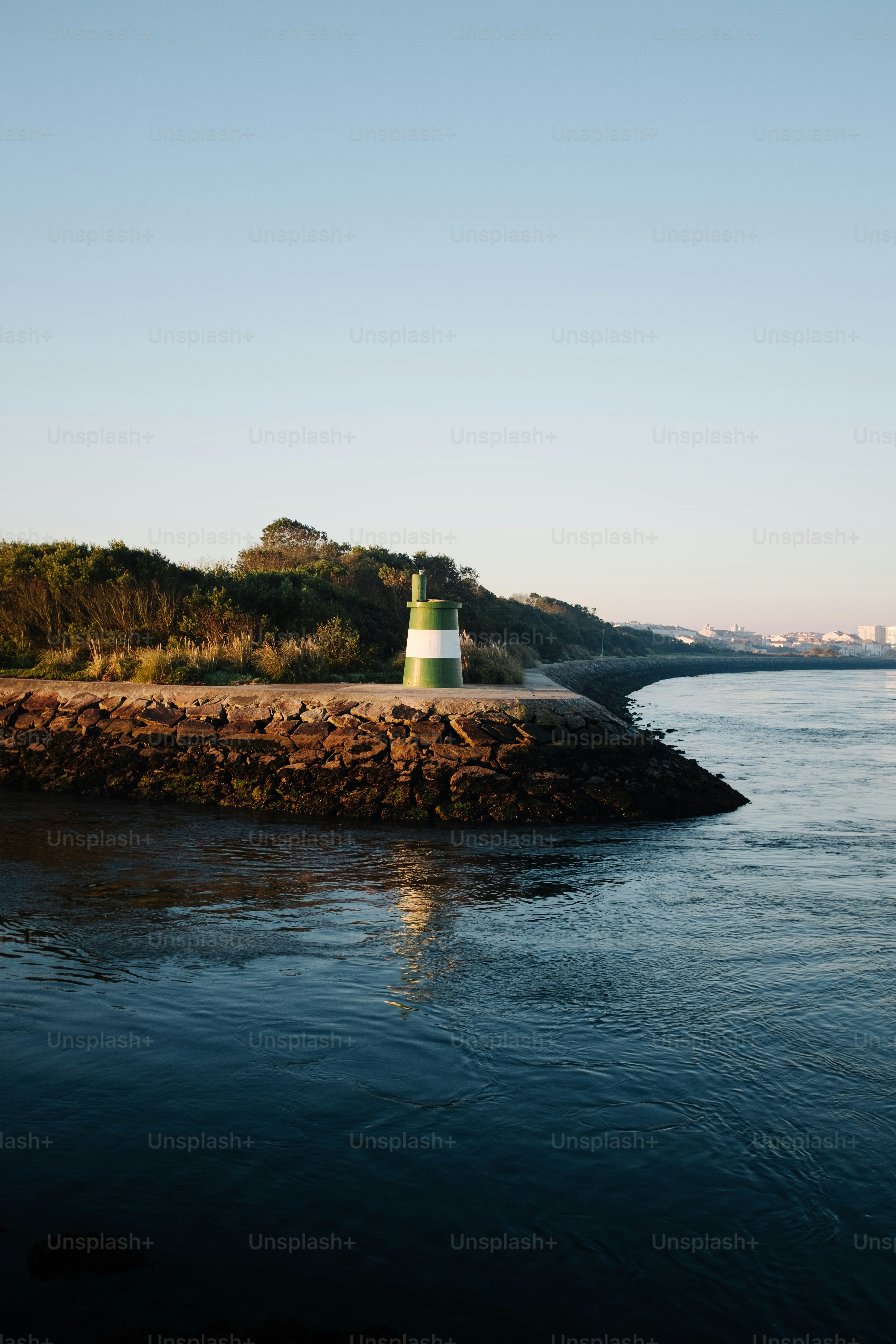 Ein Leuchtturm am Rande eines Gewässers