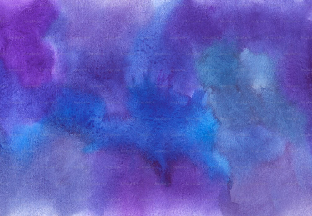 Un dipinto di colori blu e viola su uno sfondo bianco