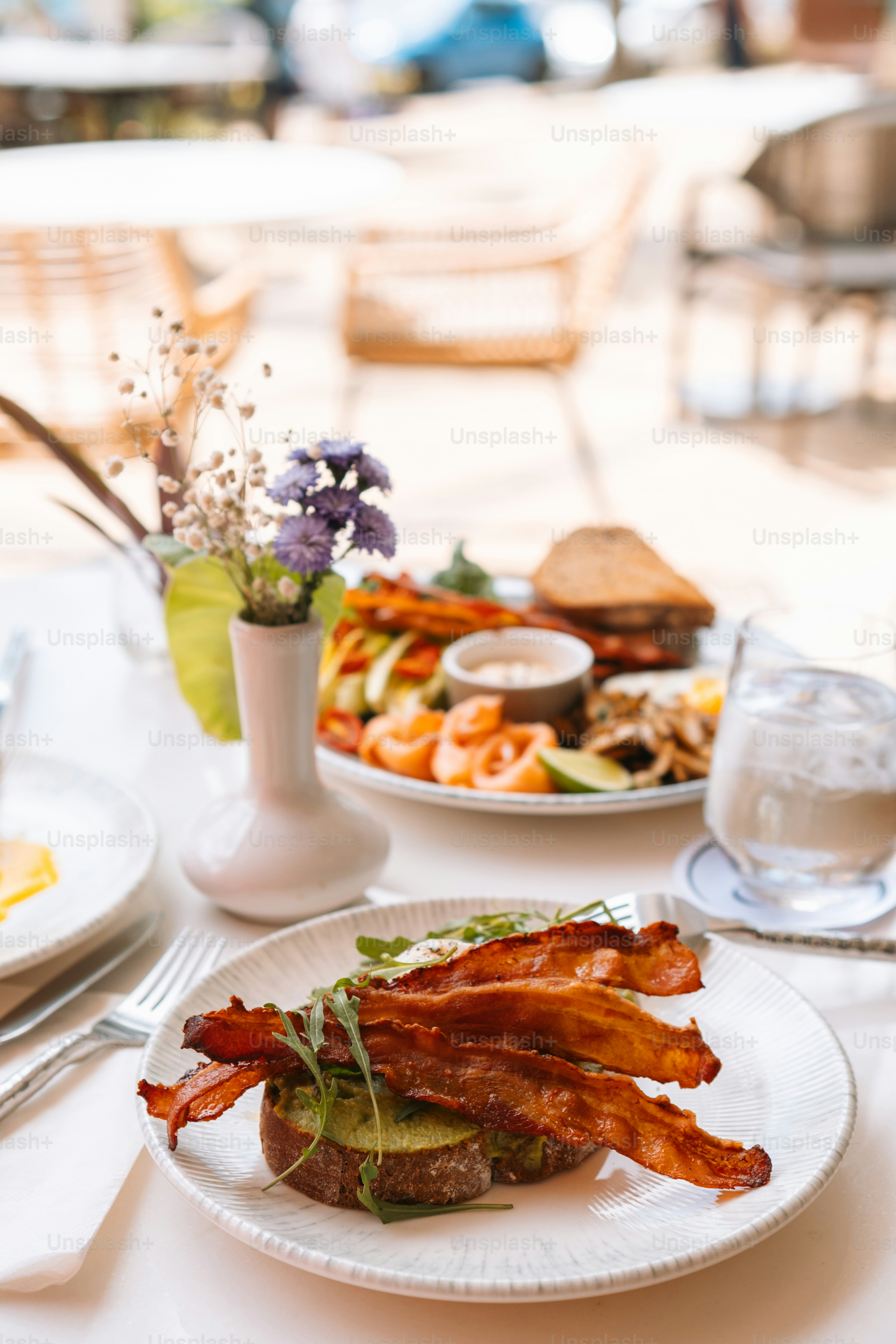 una mesa blanca cubierta con platos de comida
