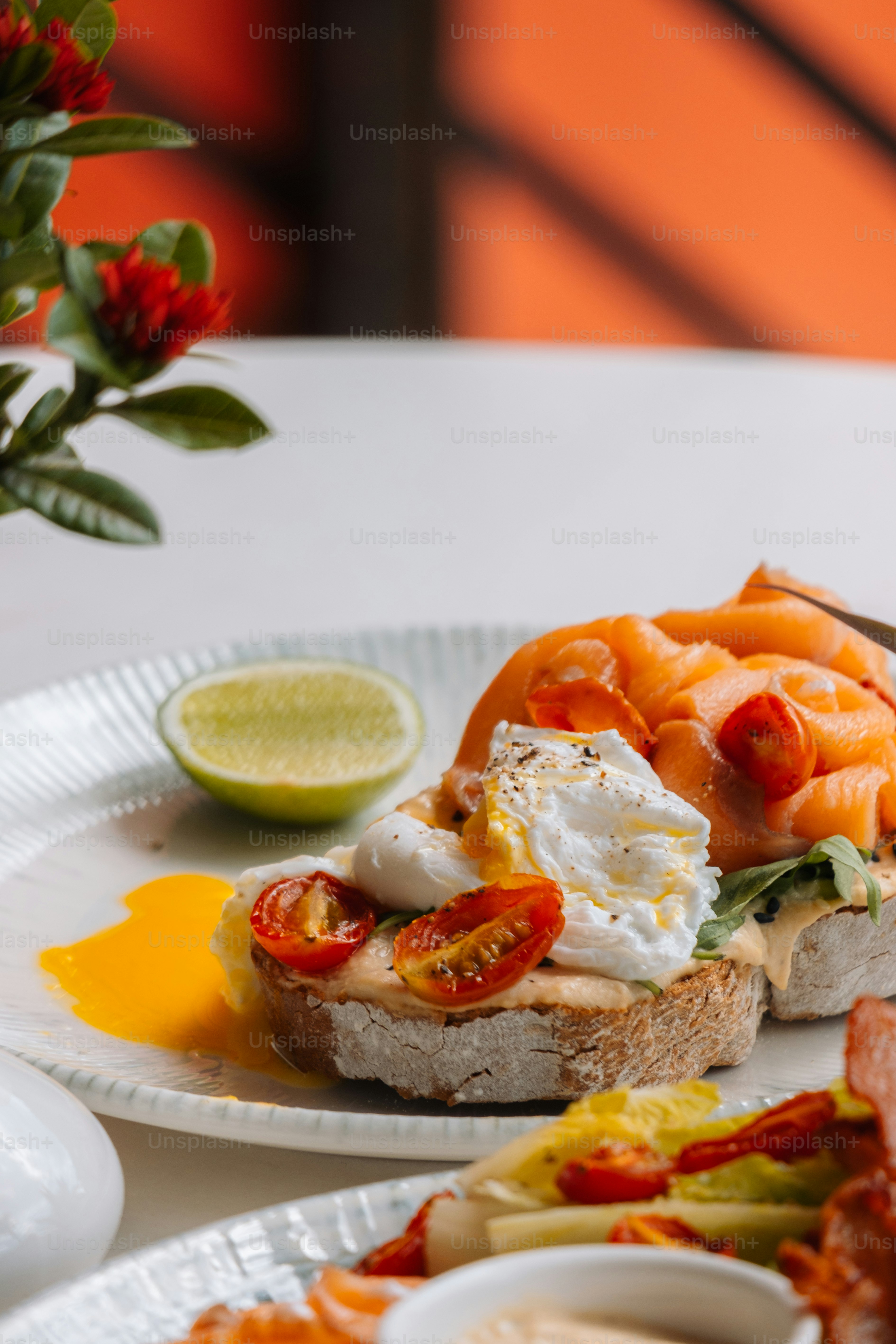 piring putih di atasnya dengan sandwich yang dilapisi topping
