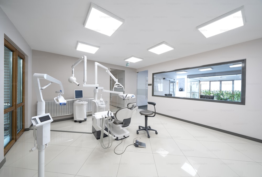 uma sala cheia de muitos equipamentos odontológicos
