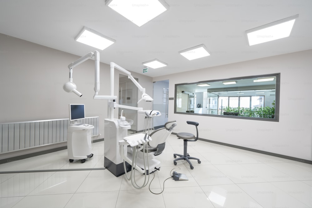 uno studio dentistico con tutti gli infissi e le luci bianche
