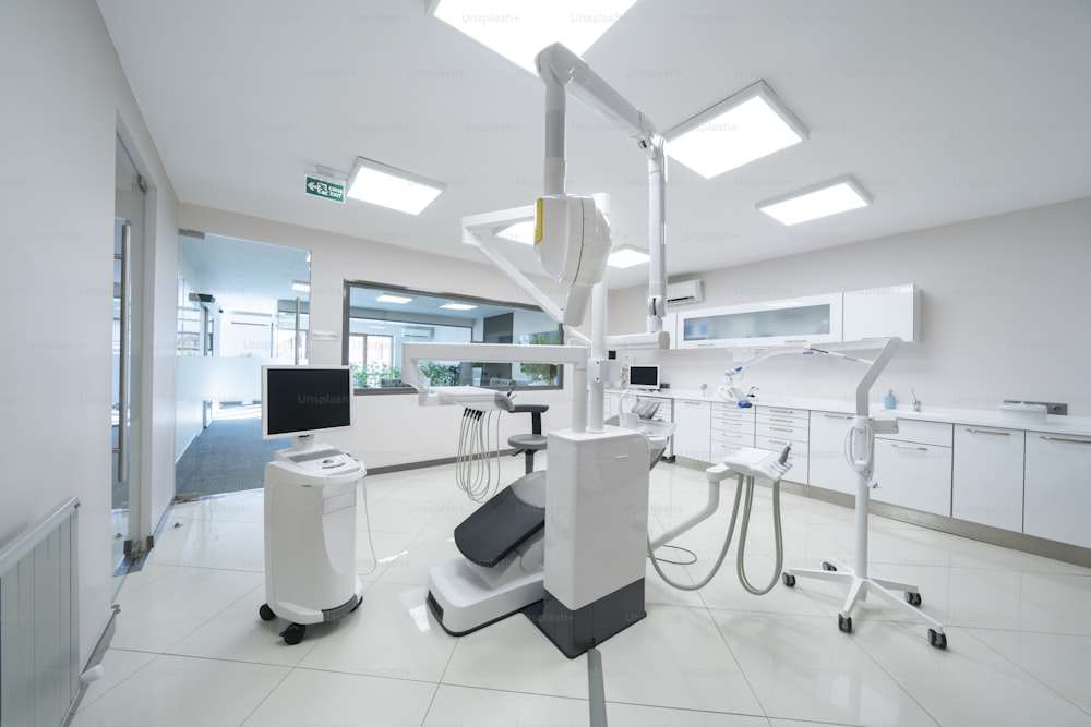 uma sala cheia de muitos equipamentos médicos