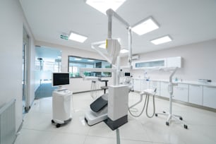 Ein Raum voller medizinischer Geräte