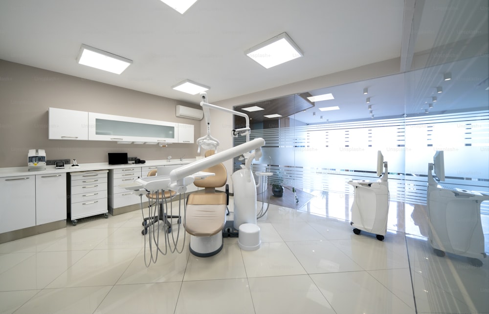 un cabinet de dentiste avec de l’équipement dentaire à l’intérieur