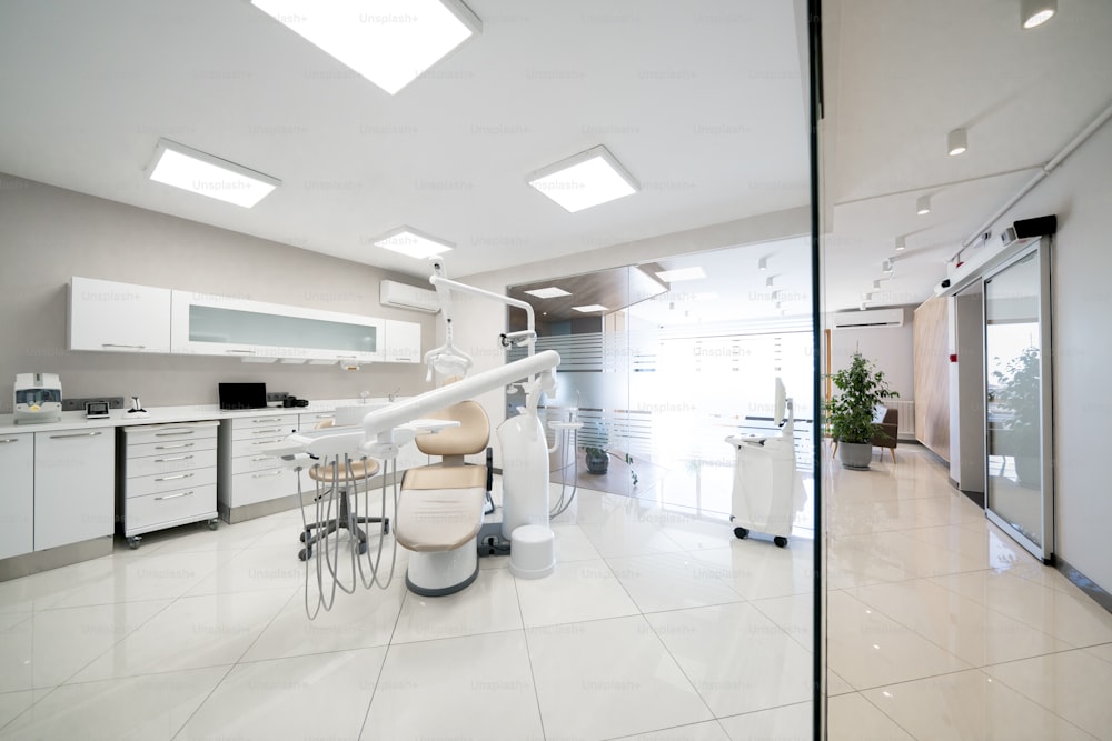 um consultório de dentista com uma cadeira e equipamento