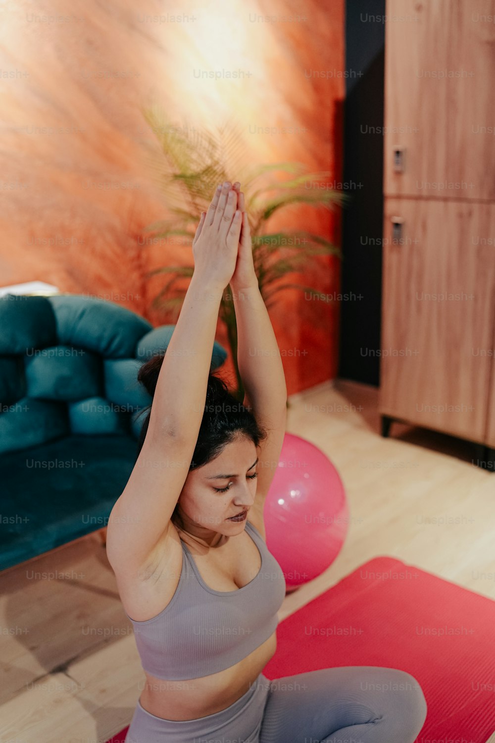 Una mujer está haciendo yoga en una habitación